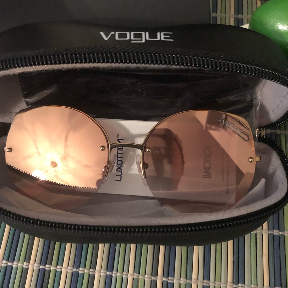 Rosé gold aviator sunglasses